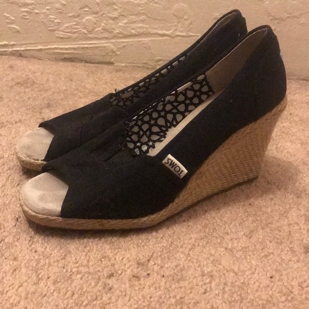 Tom’s Black wedges